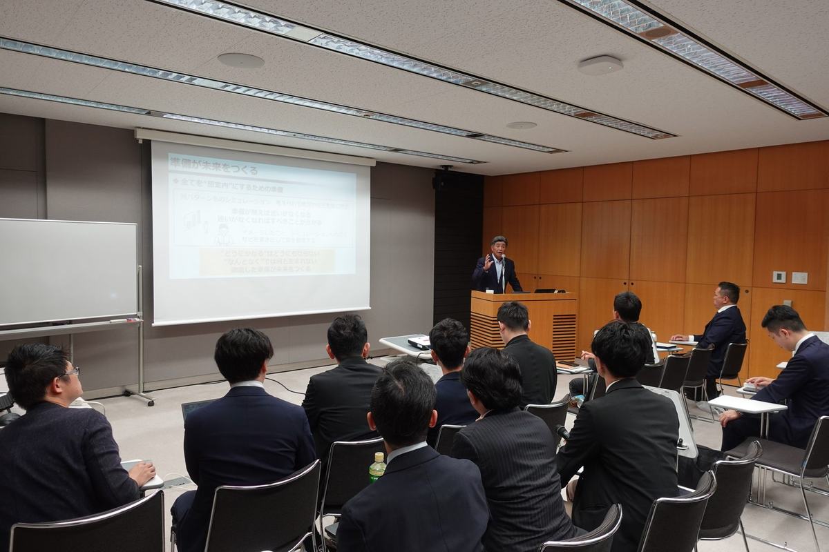 経営戦略セミナーで講演を聞く会員